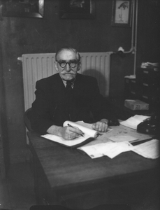 860969 Portret van de heer J.C. Douze sr., chef bij Drukkerij Hoonte (Willemstraat 11-21) in Wijk C te Utrecht, op kantoor.